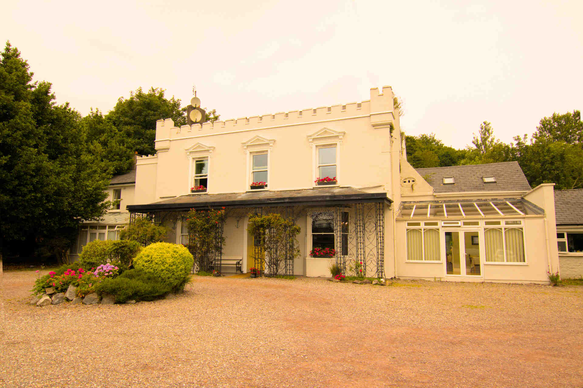 Front facade Belvedere Lodge